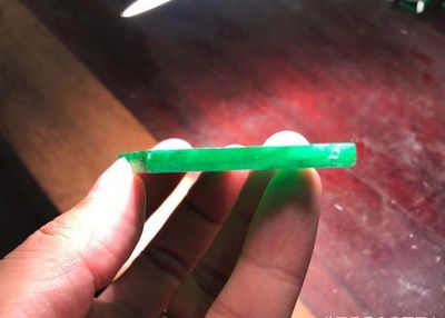 就憑這一股色帶子,這塊翡翠原石就切一堆滿綠牌子,漲發(fā)了!
